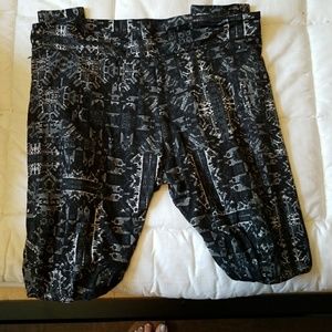 Lightly worn cuddl dud leggings Aztec print!